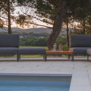 Divano Level HOUE – design moderno con struttura in acciaio e cuscini confortevoli. Disponibile in varie dimensioni e colori. Scoprilo da Ceramiche De Matteis a Lucera (FG).